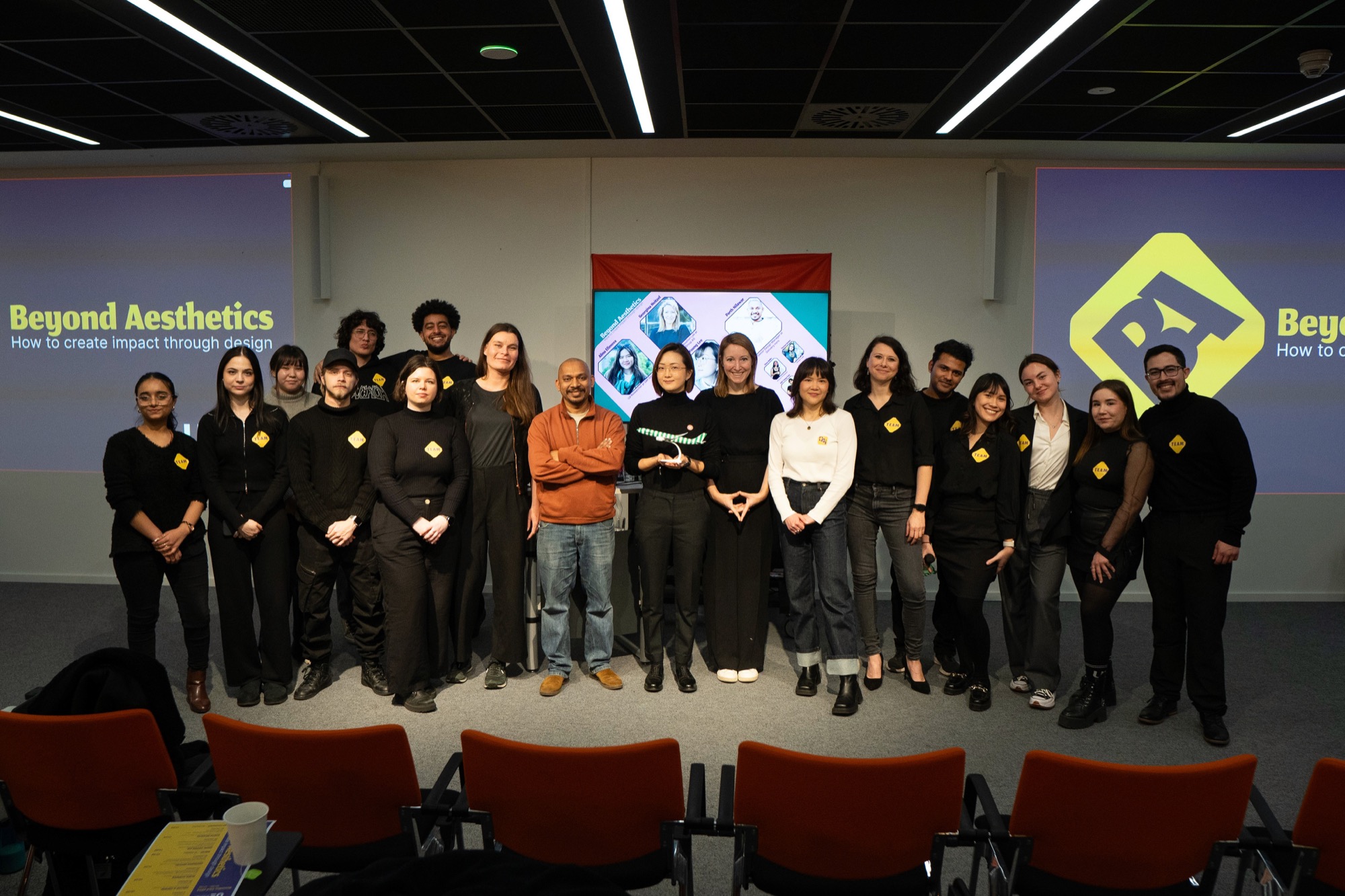 Group photo of the organising class in front of the stage